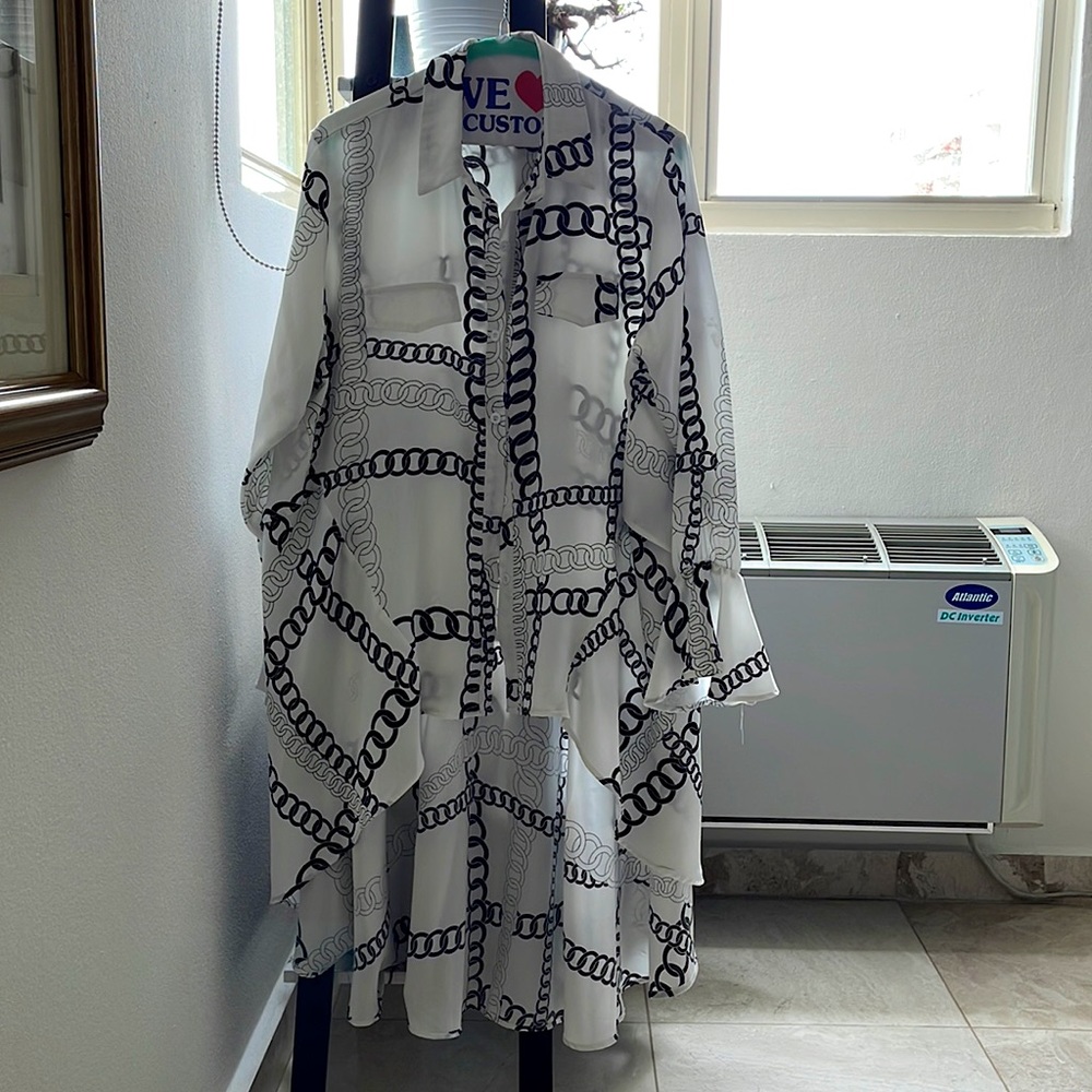Beautiful irregular length blouse. Very airy and perfect for a tall figure.
